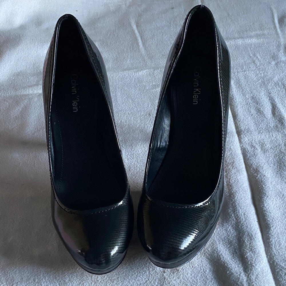 Calvin Klein Glossy Black Snakeskin 4” Heels Size 7